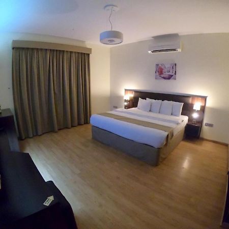 Weekend Hotel & Apartments Маскат Экстерьер фото