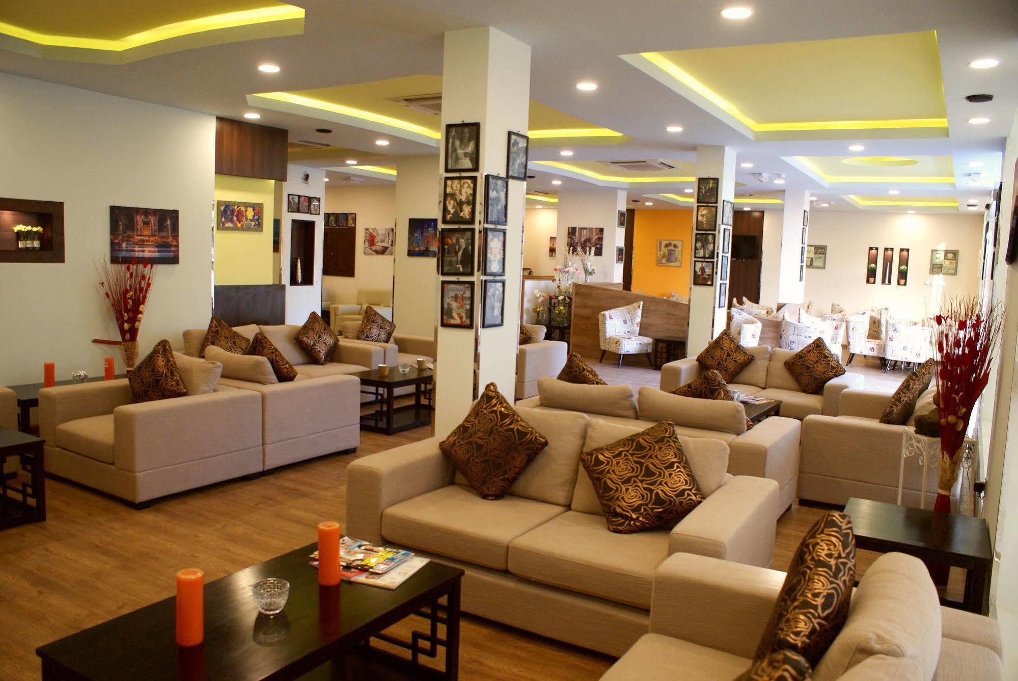 Weekend Hotel & Apartments Маскат Экстерьер фото