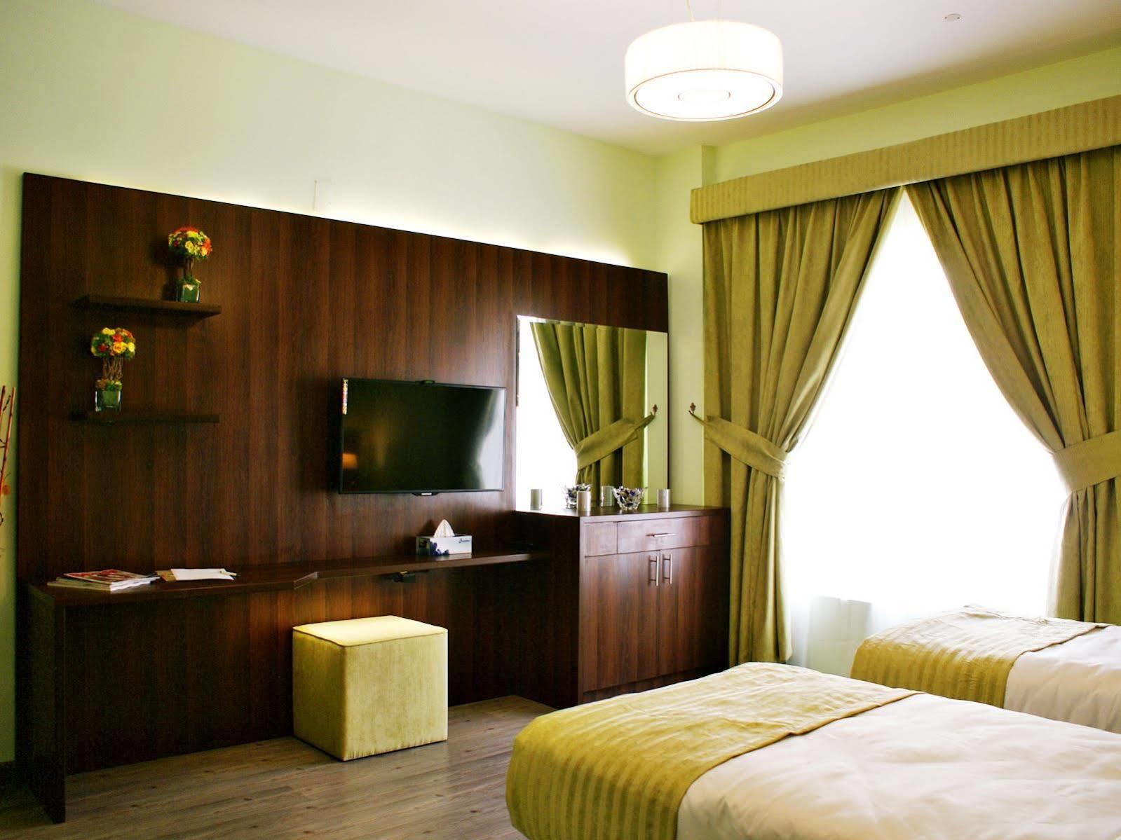 Weekend Hotel & Apartments Маскат Экстерьер фото