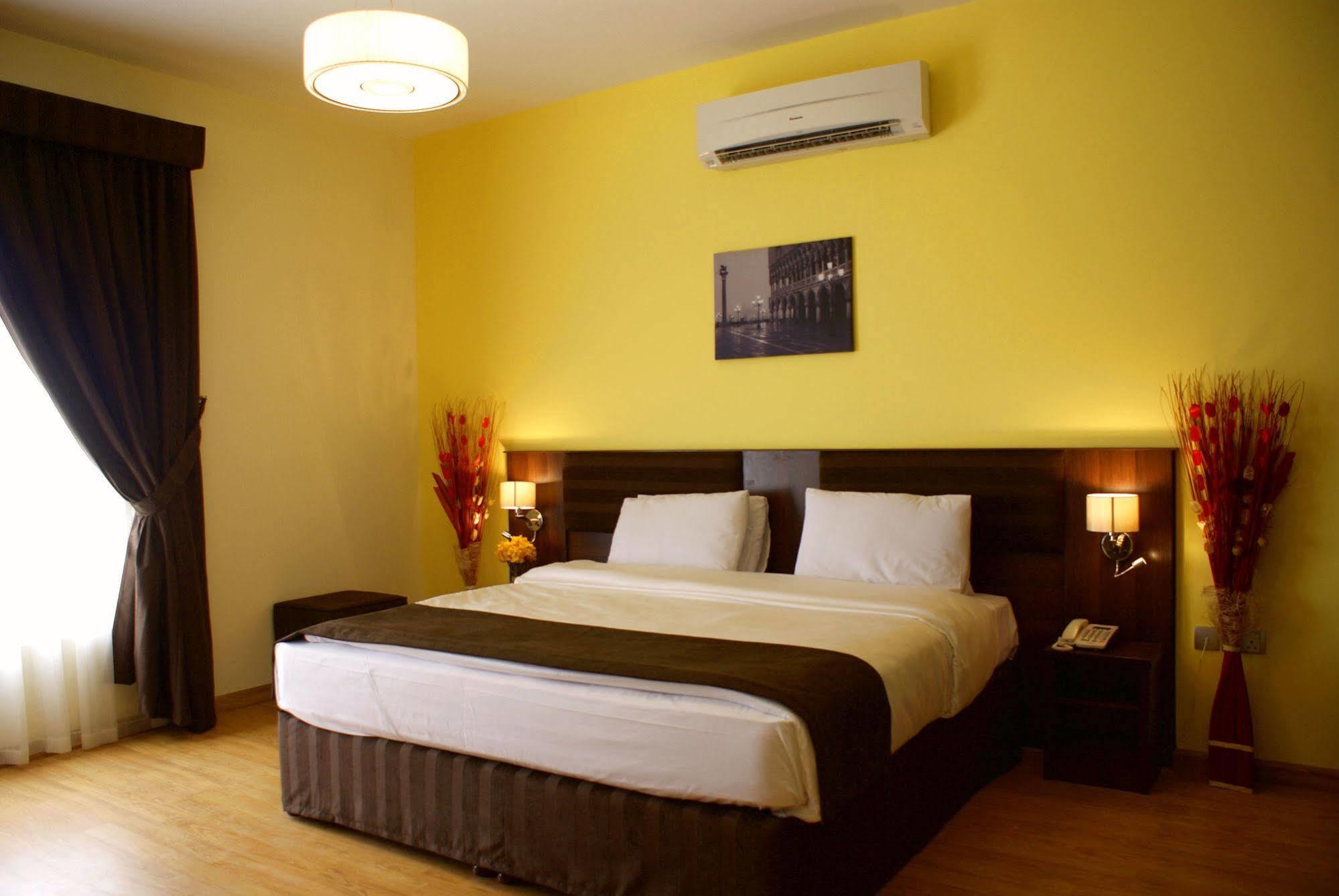 Weekend Hotel & Apartments Маскат Экстерьер фото