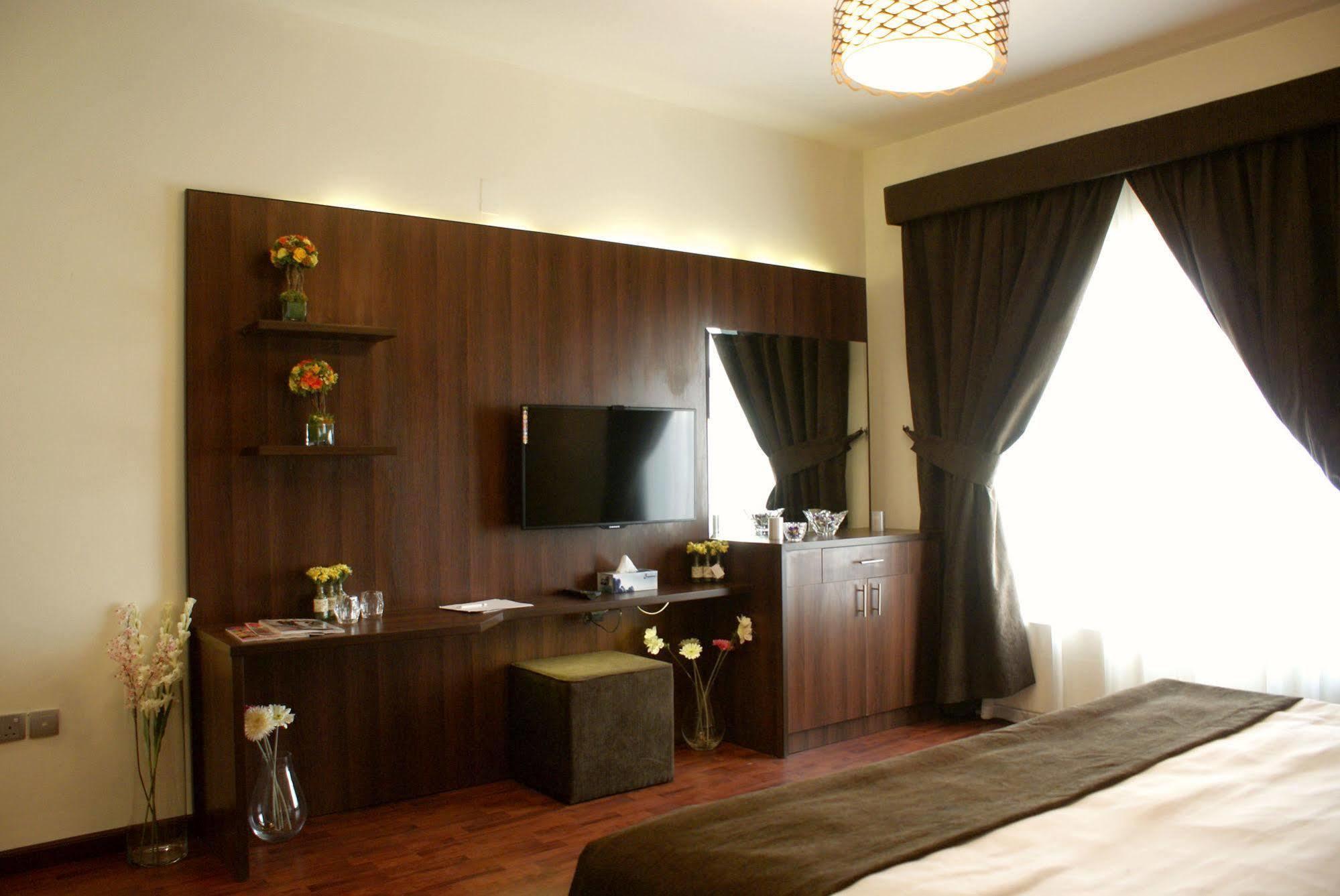 Weekend Hotel & Apartments Маскат Экстерьер фото