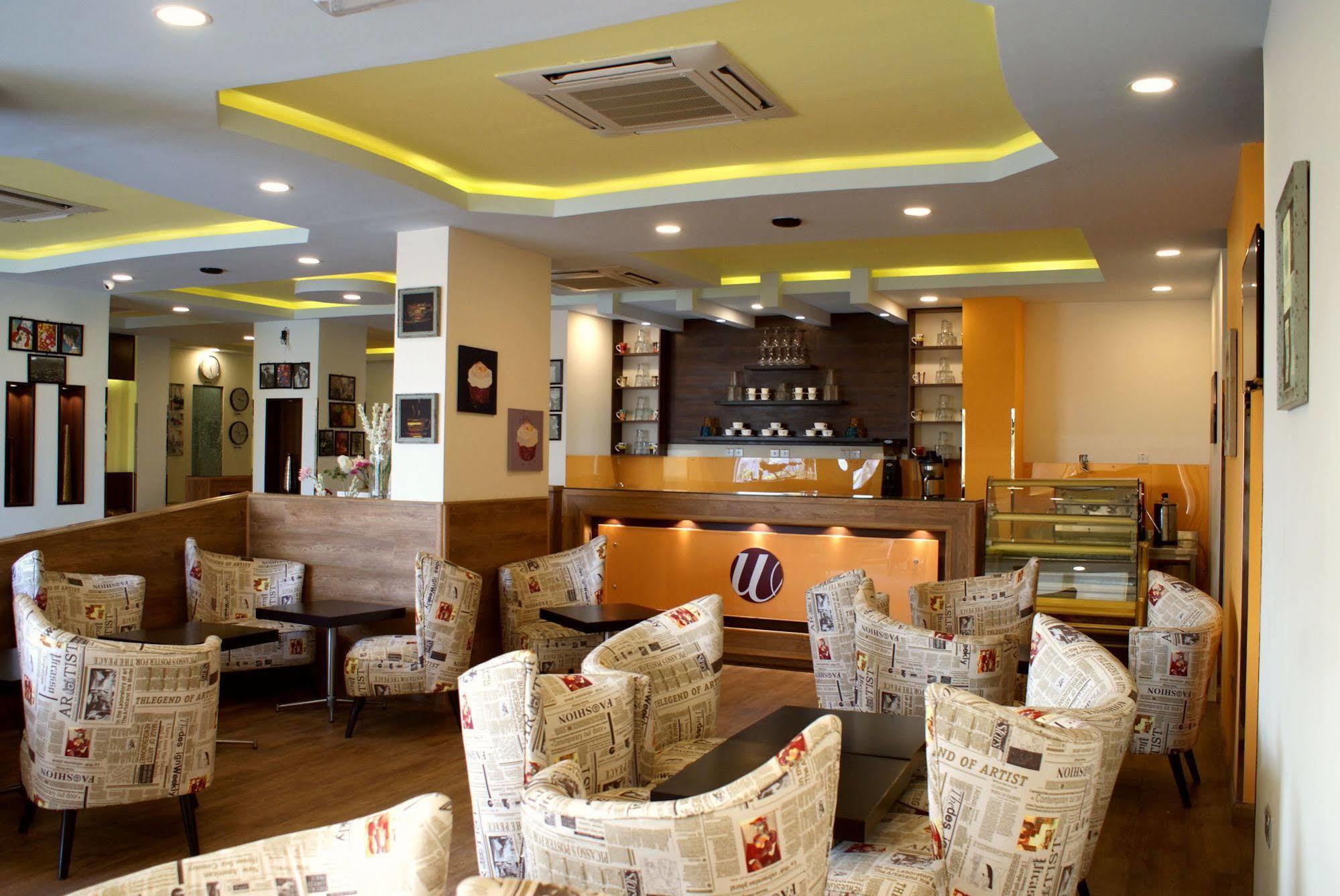 Weekend Hotel & Apartments Маскат Экстерьер фото