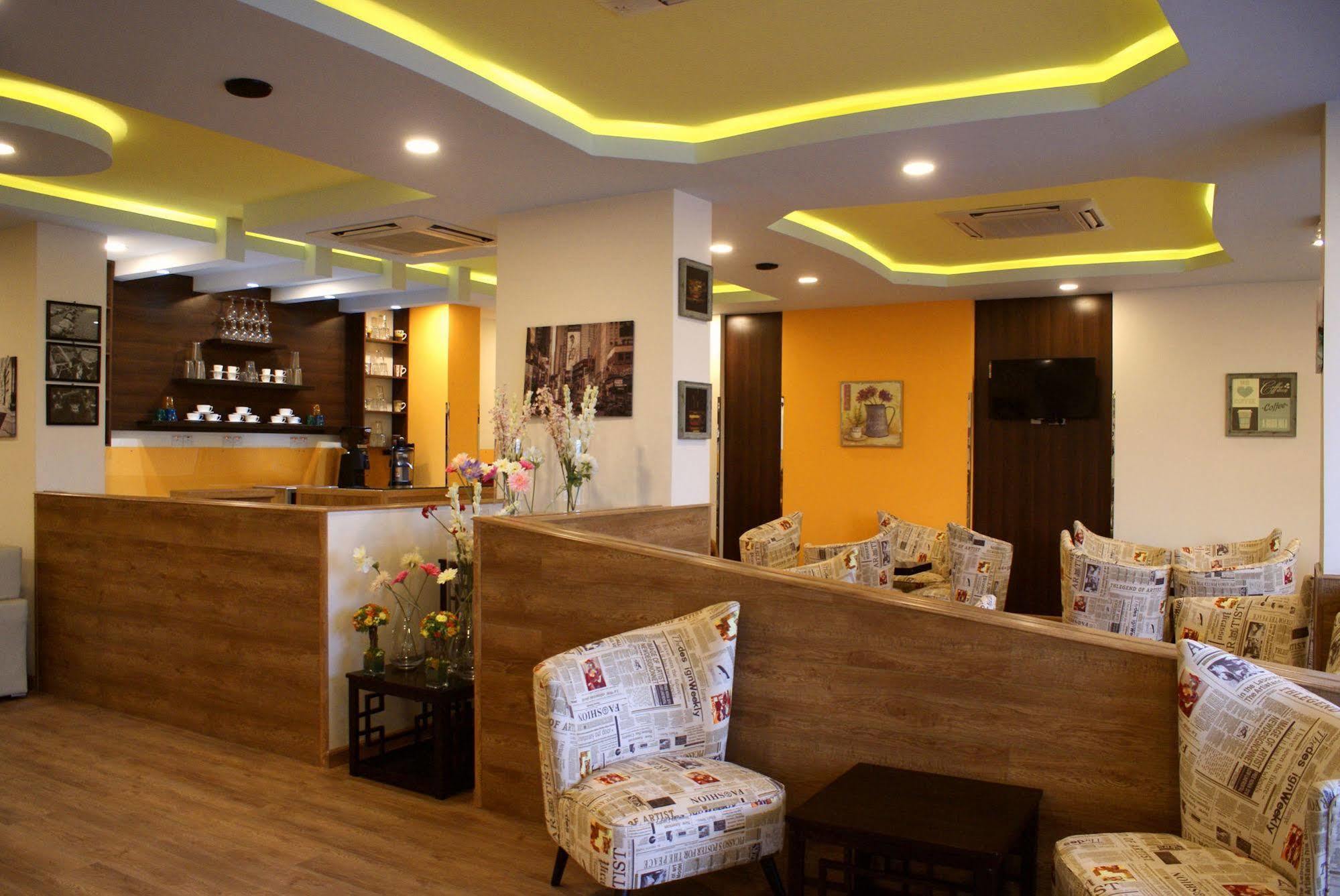 Weekend Hotel & Apartments Маскат Экстерьер фото