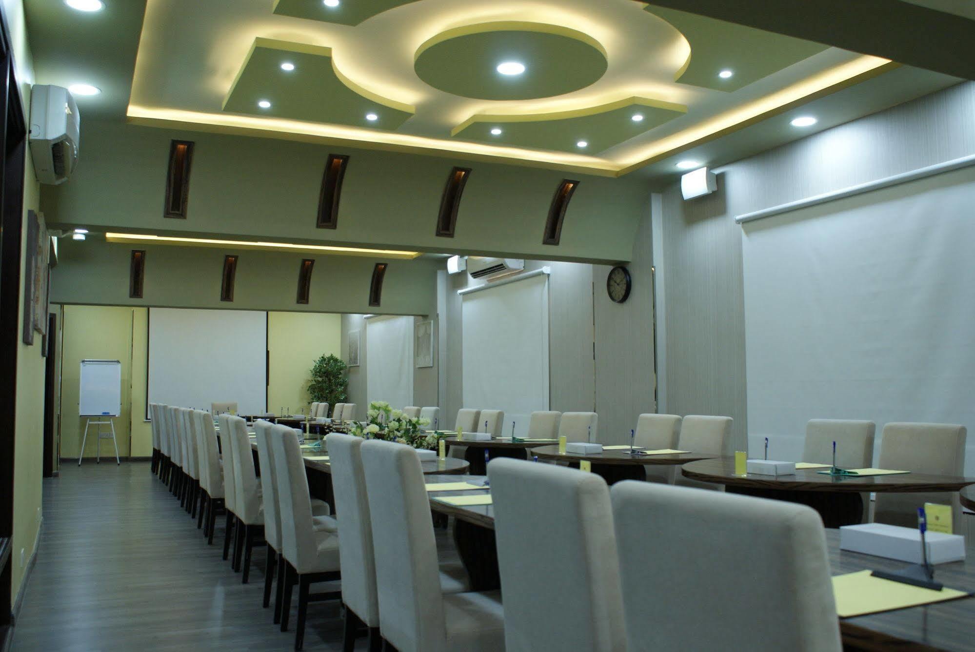 Weekend Hotel & Apartments Маскат Экстерьер фото