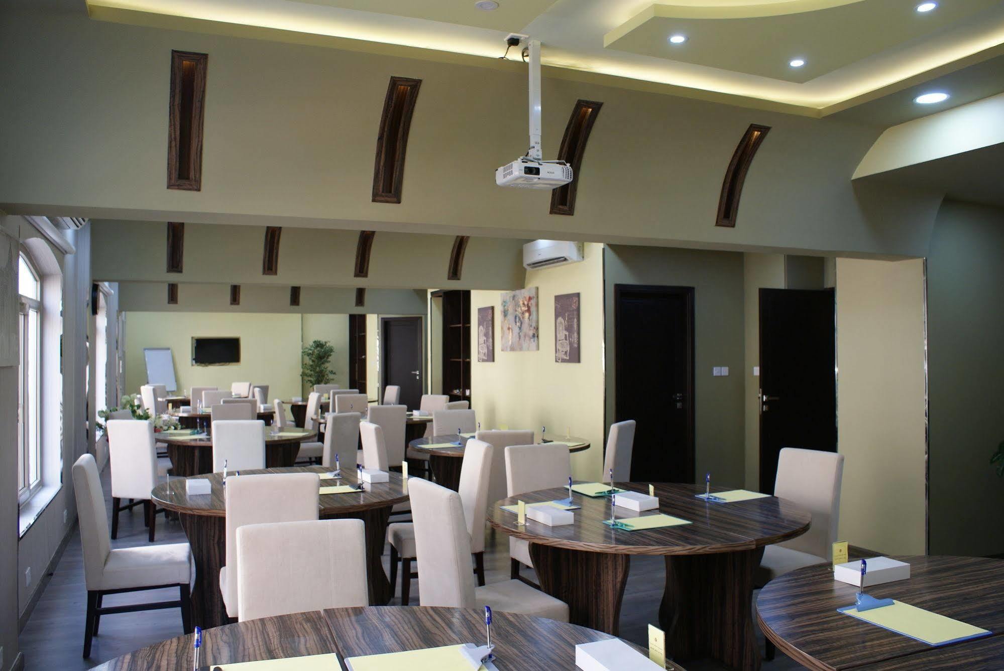 Weekend Hotel & Apartments Маскат Экстерьер фото